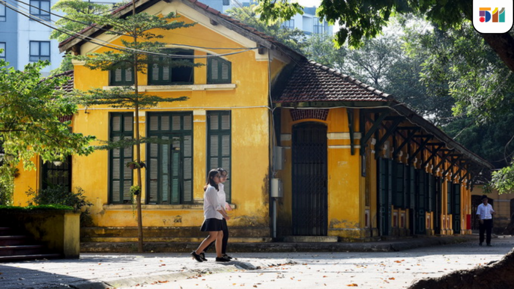 màu vàng trong không gian trường học