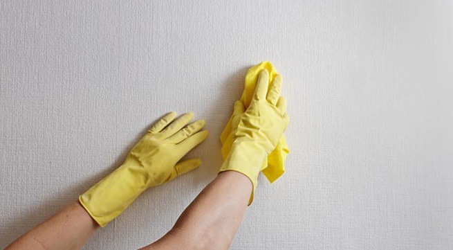 vệ sinh tường trước khi sơn