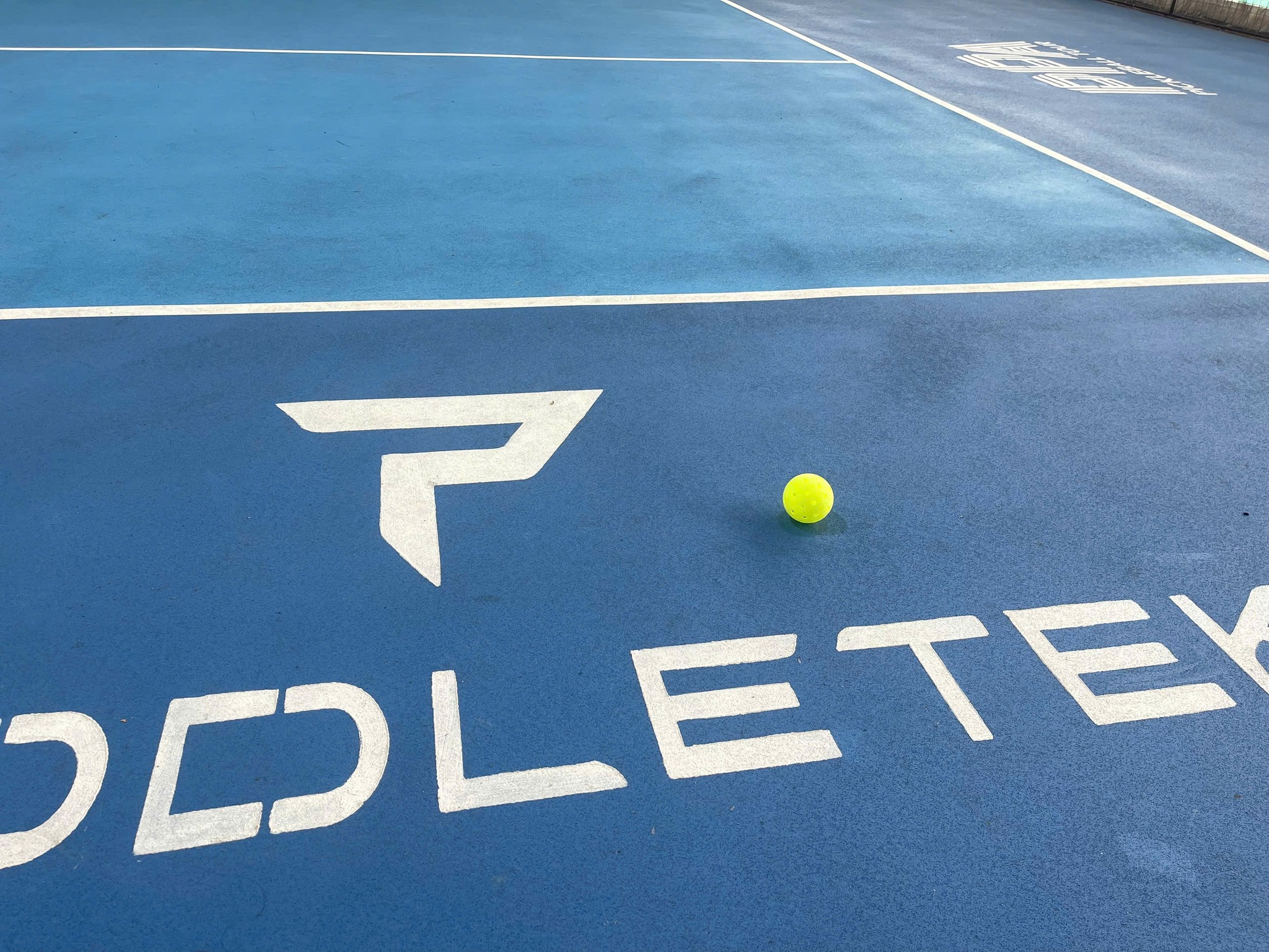Cách hạn chế tình trạng bong tróc trên sân Pickleball