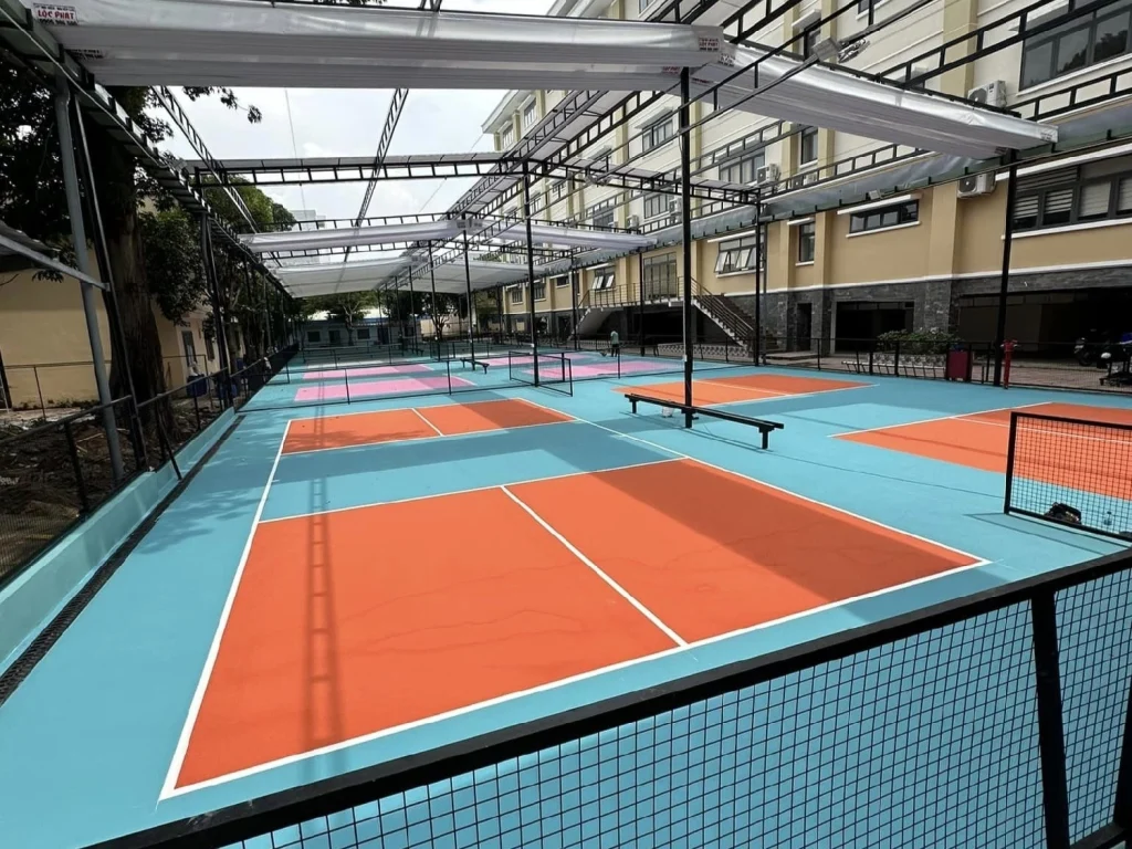 Những yếu tố cần lưu ý khi đầu tư sân Pickleball mái che